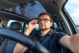 Řidiči s brýlemi musí v Česku dodržovat speciální pravidla. Velká část z nich to ani neví a riskují tučné pokuty » UdálostiExtra